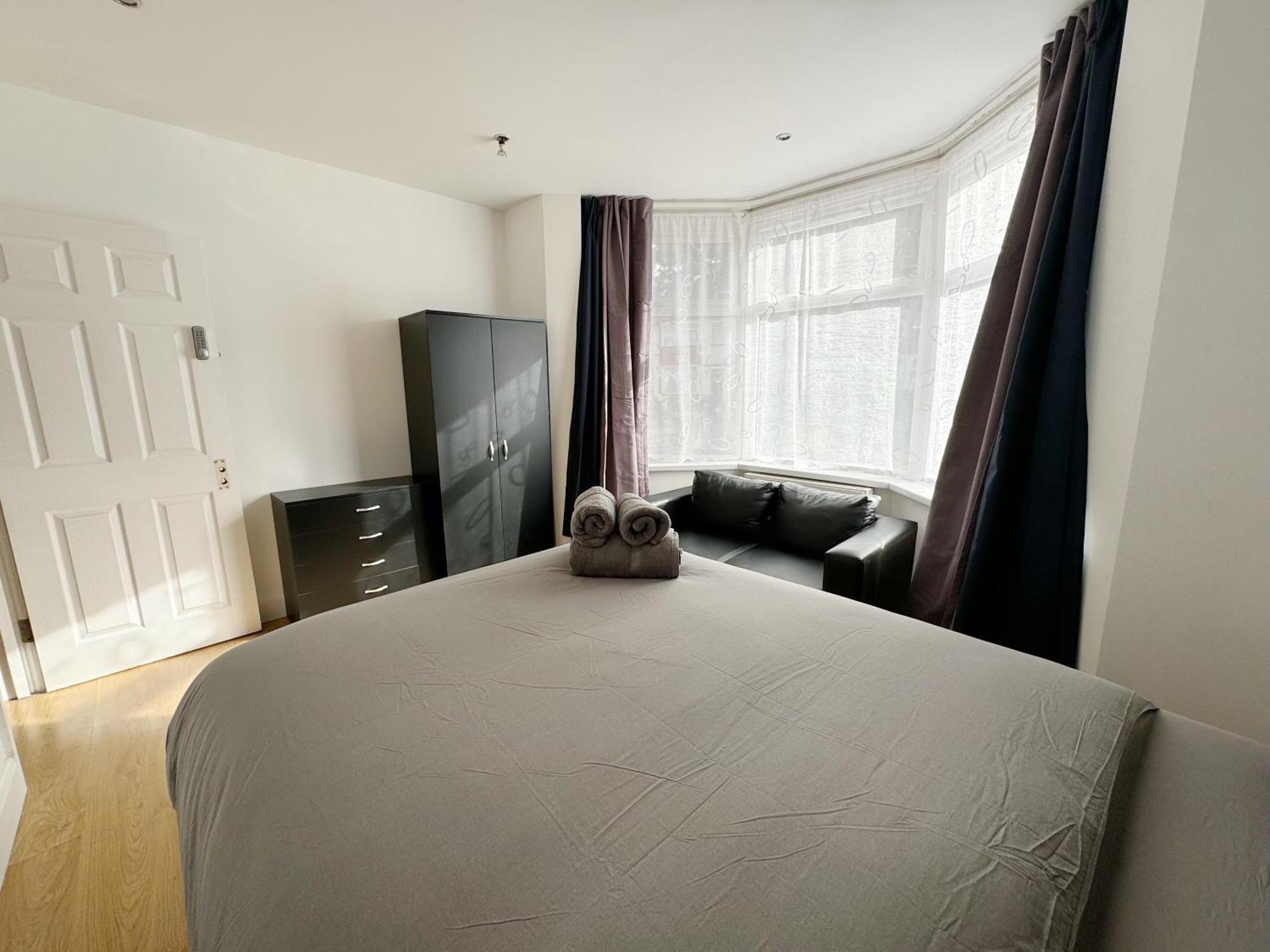 Budget Double In Acton, Near & Heathrow Londra